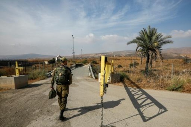 جندي اسرائيلي يقوم بدورية عند السياج الحدودي بين الأردن واسرائيل