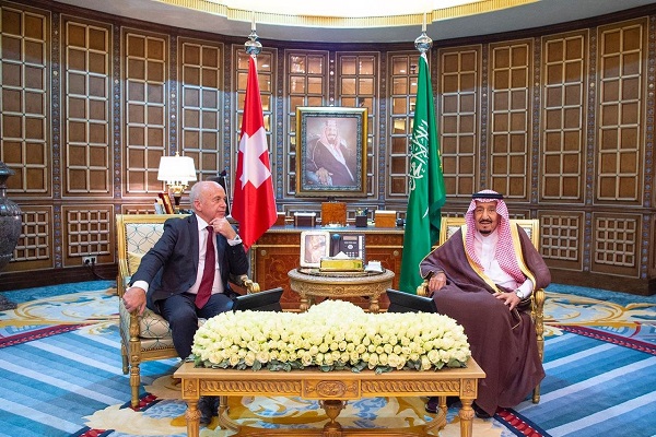 الملك سلمان خلال مباحثاته مع الرئيس أولي ماورر