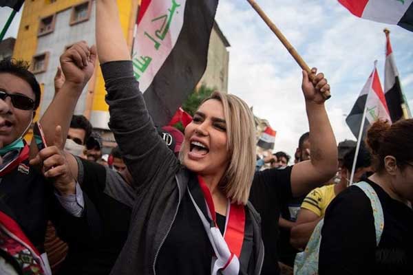 عراقية تهتف ضد الطبقة السياسية في بلادها