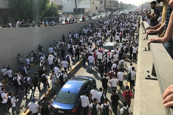 طلبة العراق ينضمون الى تظاهرات الاحتجاج في بغداد