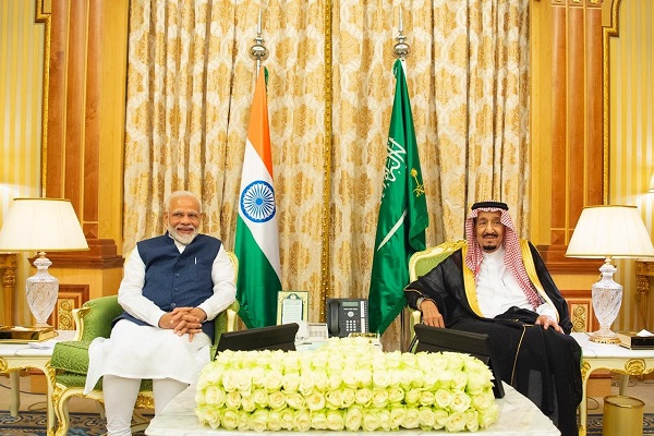 الملك سلمان بن عبد العزيز خلال استقباله رئيس الوزراء الهندي