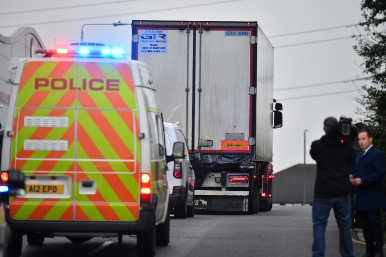 إخلاء سبيل ثلاثة مشتبه بهم أوقفوا على خلفية شاحنة المهاجرين في بريطانيا