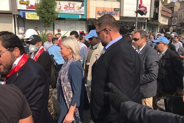 ممثلة الأمم المتحدة في العراق جينين بلاسخارت بين المحتجين في ساحة التحرير وسط بغداد