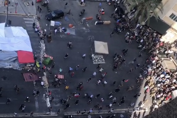 اشتباك بين المتظاهرين وعناصر حزبية في وسط بيروت