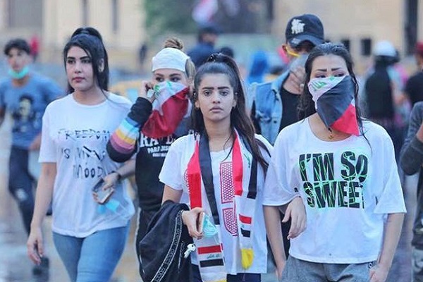 متظاهرات عراقيات وسط الاحتجاجات الشعبية