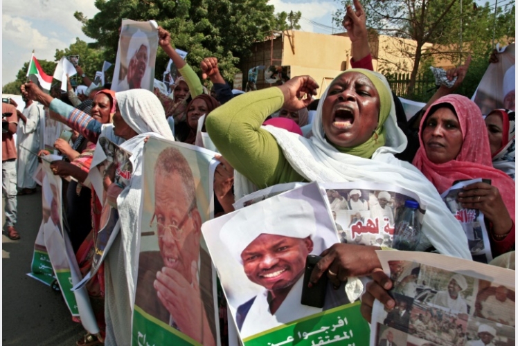 أسر المعتقلين من مسؤولي النظام السوداني السابق تطالب بإطلاقهم