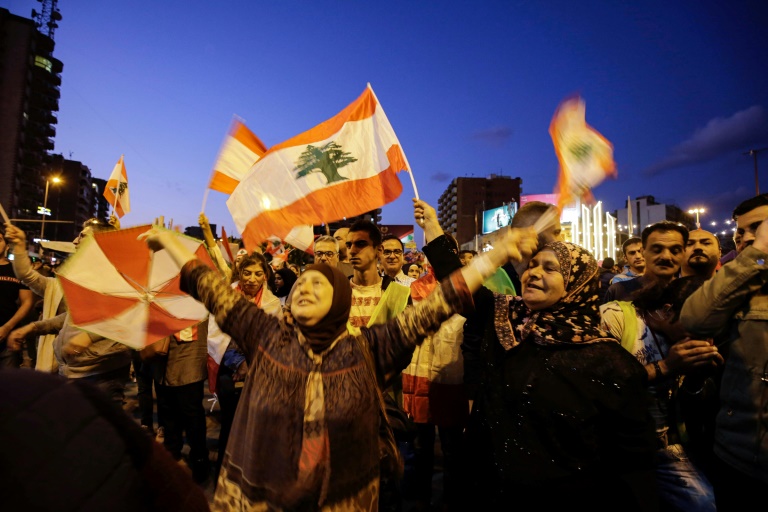 متظاهرون مناهضون للحكومة يلوحون بالأعلام اللبنانية في ساحة النور في طرابلس في 29 تشرين الأول/أكتوبر 2019