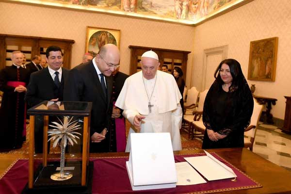 الرئيس صالح وعقيلته خلال لقائهما السابق مع البابا فرنسيس الأول في حاضرة الفاتيكان