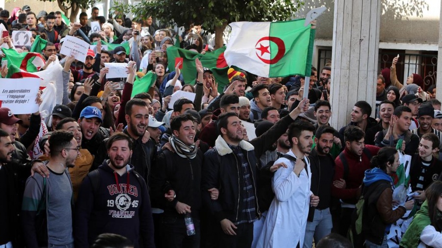 طلاب جزائريون يتظاهرون رفضًا للانتخابات