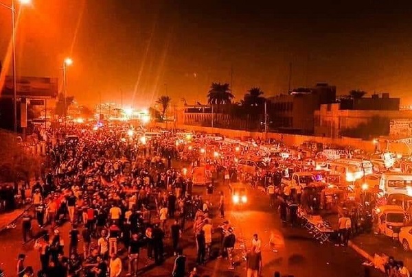 الاف العراقيين في شوارع بغداد كسرا لحظر التجول