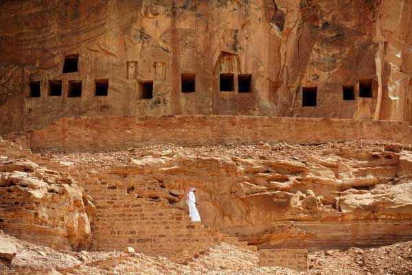 صورة ملتقطة في 1 أبريل 2018 ويظهر فيها سعودي يسير بالقرب من المقابر القديمة في موقع خريبة الأثري بالقرب من مدينة العلا في شمال غرب المملكة العربية السعودية