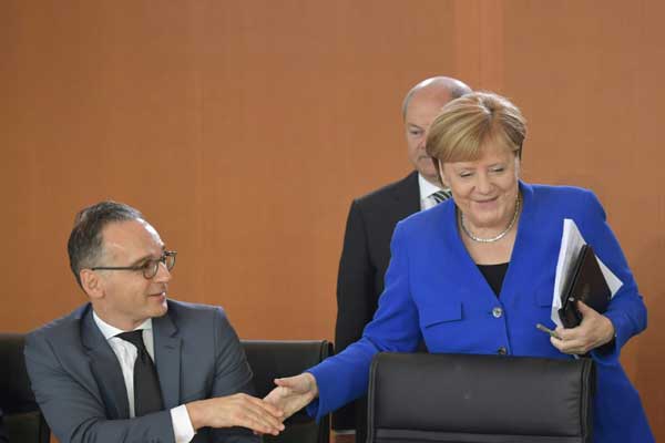 المستشارة الألمانية أنغيلا ميركل تصافح وزير الخارجية هايكو ماس قبيل انطلاق الاجتماع الحكومي الأسبوعي في برلين في 23 أكتوبر 2019