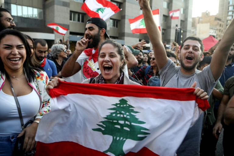 لبنانيون فرحون باستقالة الحريري
