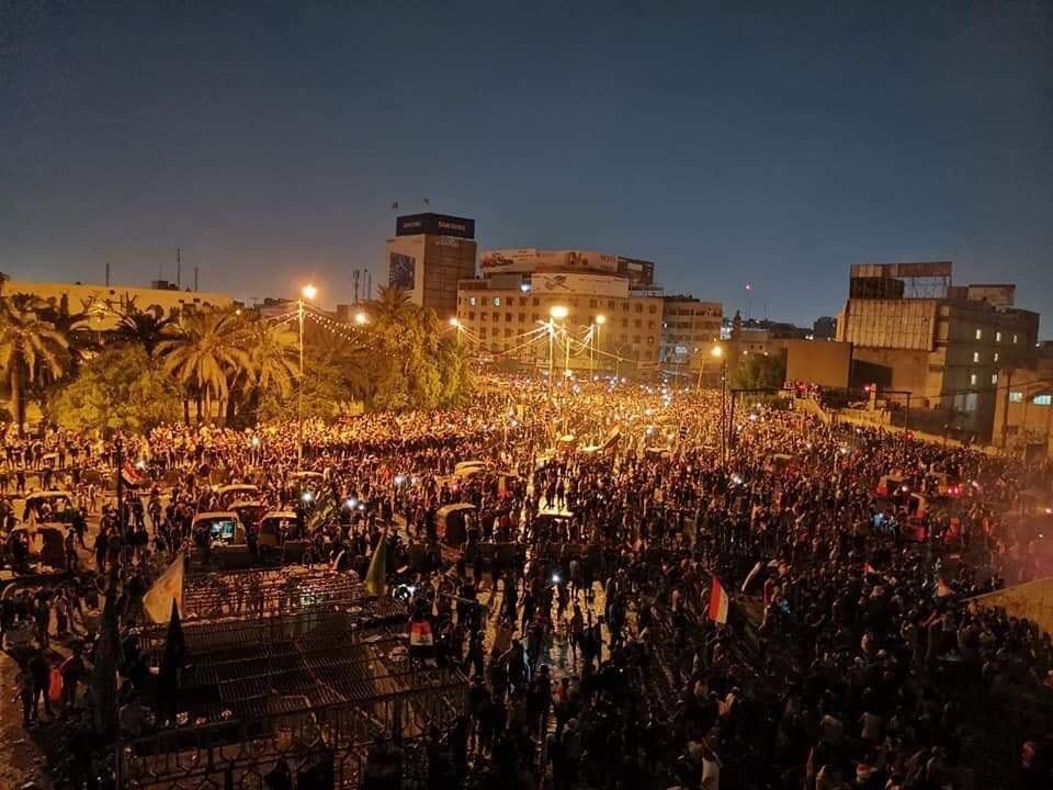  حشود المحتجين في ساحة التحرير في وسط بغداد الليلة الماضية