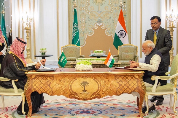 ولي العهد السعودي ورئيس وزراء الهند خلال توقيع الاتفاق