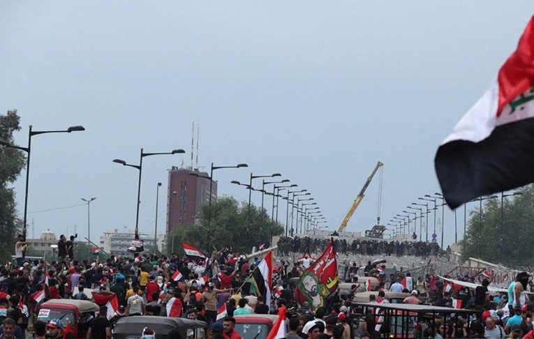 متظاهرون يحاولون اقتحام المنطقة الخضراء وسط بغداد - نقلا عن وكالة الانباء العراقية