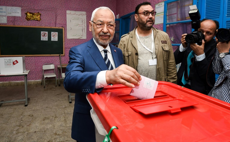 رئيس حزب النهضة راشد الغنوشي يدلي بصوته في العاصمة التونسية في 6 ايار/مايو 2018