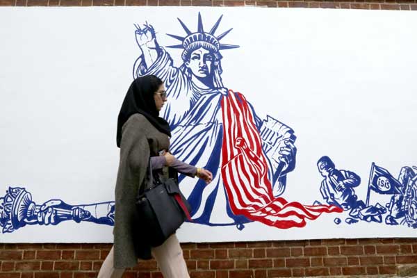 إيرانية تمر أمام رسم جداري على واجهة مقر السفارة الأميركية السابقة في طهران في 2 نوفمبر 2019