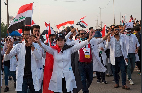 عراقية تتصدر مجموعة من المحتجين في بغداد