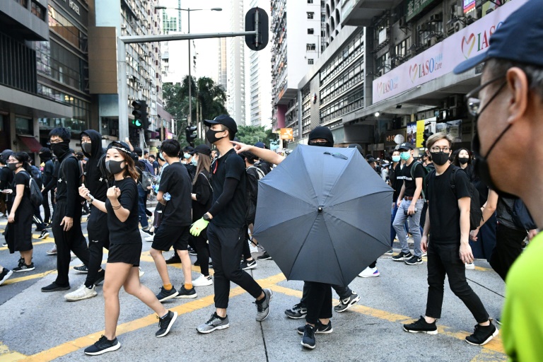 آلاف المتظاهرين يتحدون سلطات هونغ كونغ 