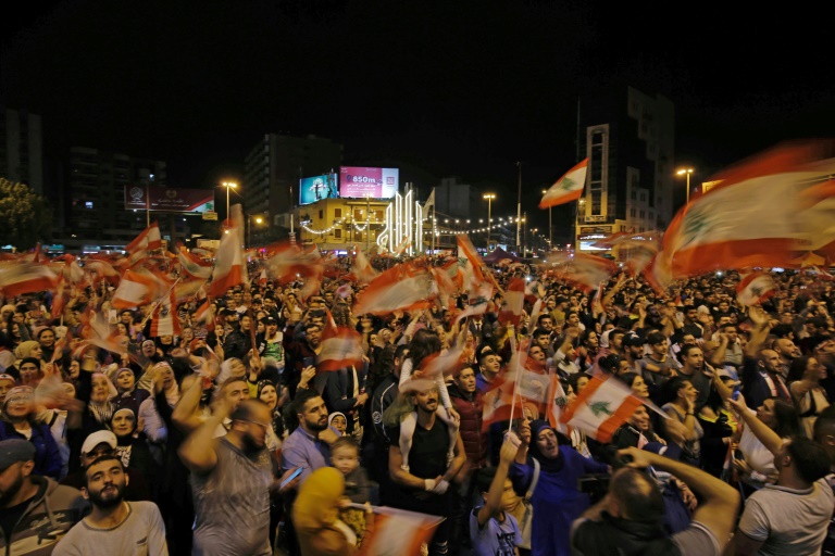 لبنانيون يتظاهرون ضد الطبقة الحاكمة في طرابلس في شمال لبنان في 2 نوفمبر 2019