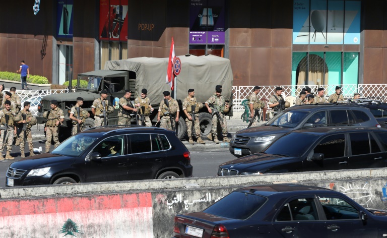 عناصر من الجيش اللبناني تفتح إحدى الطرق المقطوعة