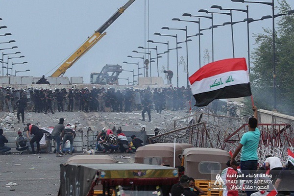 متظاهرون عراقيون في مواجهة قوات الامن