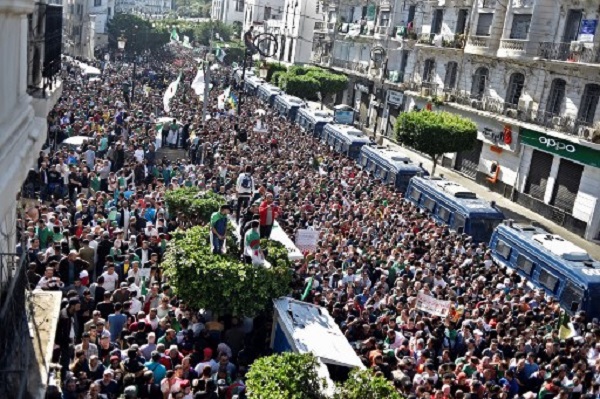 الآلاف يتظاهرون في الجزائر ضد النظام والانتخابات