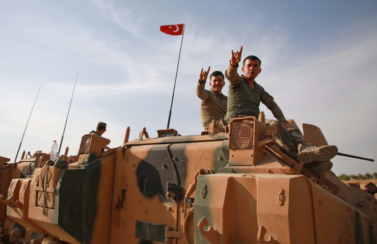 عناصر من الجيش التركي قرب مدينة منبج شمال سوريا في الرابع عشر من اكتوبر 2019