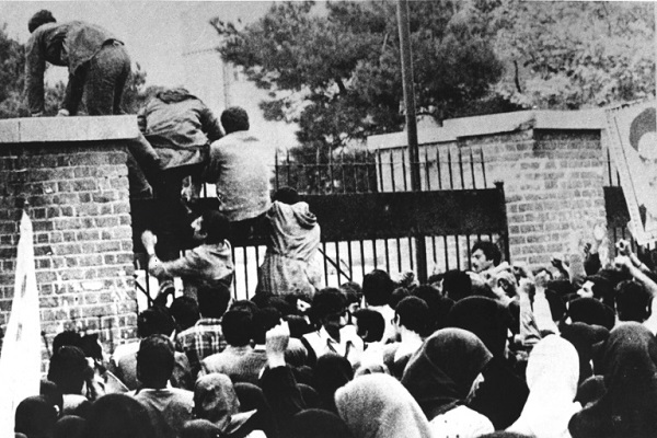 صورة من الارشيف التقطت بتاريخ 4 نوفمبر 1979 تظهر طلبة من أنصار الثورة الإسلامية في إيران يصعدون على بوابة السفارة الأميركية في طهران