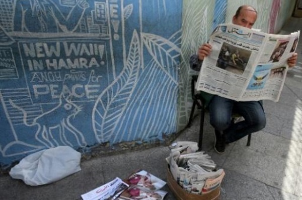 رجل لبناني يقرأ صحيفة المستقبل في مدينة بيروت - أرشيفية