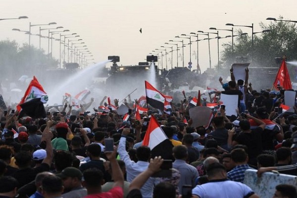 محتجو التظاهرات العراقية في مواجهة قوات الأمن عند مدخل المنطقة الخضراء في بغداد