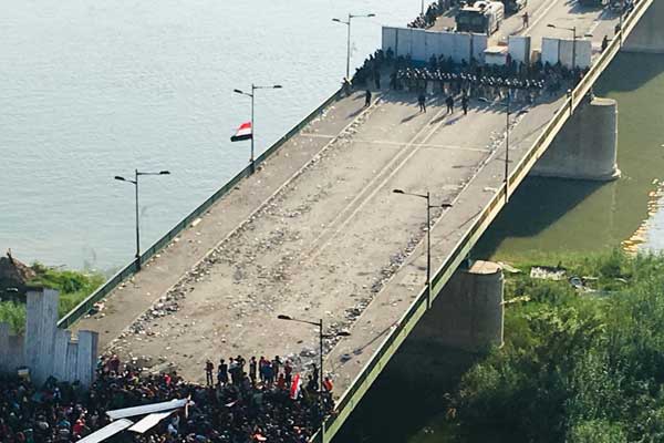 جسر الجمهورية إلى المنطقة الخضراء.. المحتجون في مواجهة القوات الأمنية