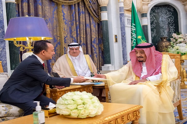 العاهل السعودي خلال استلام رسالة رئيس وزراء ماليزيا