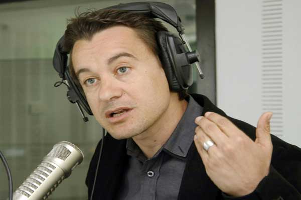 سامي الفهري مؤسس قناة التونسية يتحدث خلال برنامج إذاعي في تونس في 24 مارس 2011