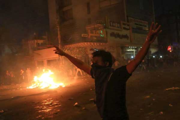 مقتل ثلاثة متظاهرين بالرصاص أمام القنصلية الإيرانية في كربلاء