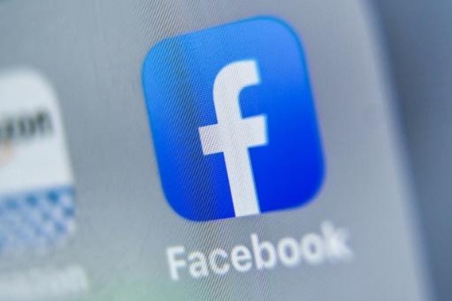 شعار موقع فيسبوك للتواصل الاجتماعي على جهاز لوحي