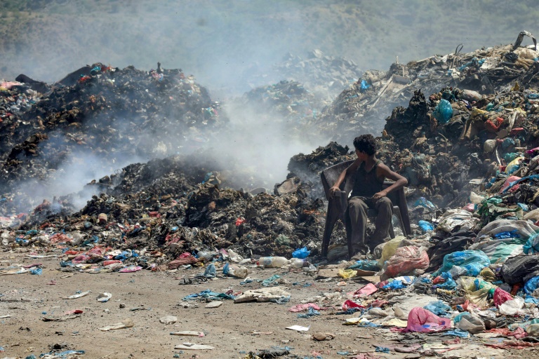 أزمة النفايات تؤدي إلى تفشي الكوليرا في تعز اليمنية