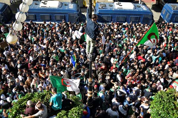 حشود من الجزائريين في تظاهرة مناهضة للسلطات في وسط العاصمة في الأول من نوفمبر 2019