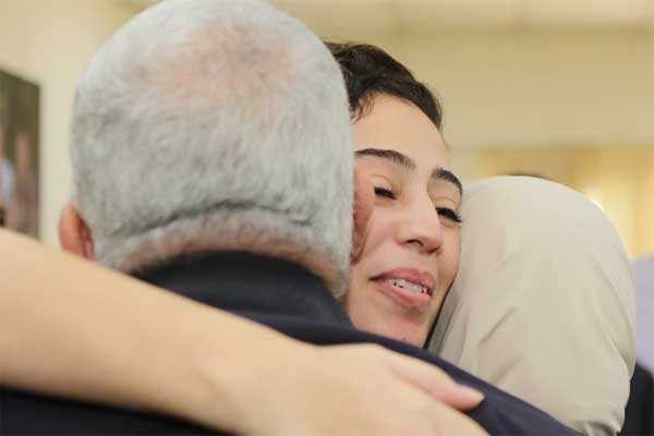 اللبدي تعانق والديها (صورة من مواقع أردنية)