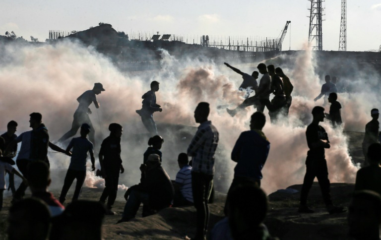 فلسطينيون وسط دخان قنابل الغاز المسيل للدموع قرب السياج الفاصل مع اسرائيل في البريج في قطاع غزة في الاول من تشرين الثاني/نوفمبر 2019