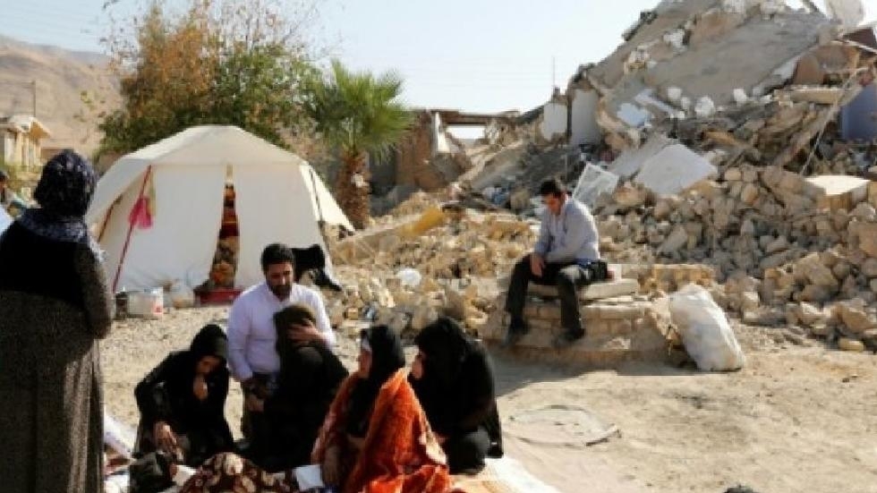 إيرانيون يجلسون أمام منازلهم المدمرة في بلدة كويك بعد الزلزال الذي ضرب غرب إيران في 15 تشرين الثاني/نوفمبر 2017 أ ف ب / أرشيف