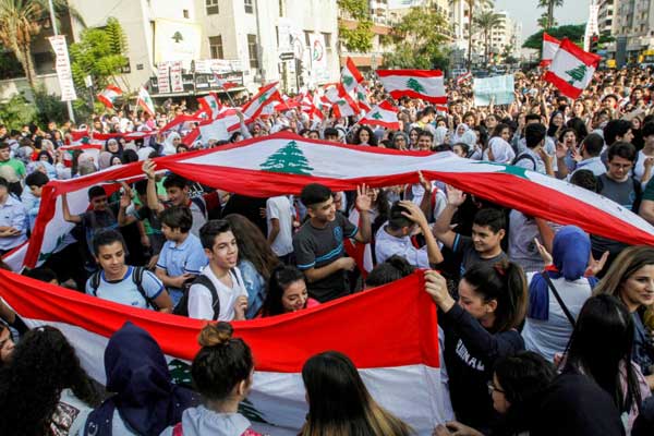 تلاميذ لبنانيون يتظاهرون في مدينة صيدا في جنوب لبنان في 6 نوفمبر 2019