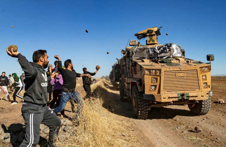 أكراد يرشقون دورية روسية تركية بالحجارة في سوريا