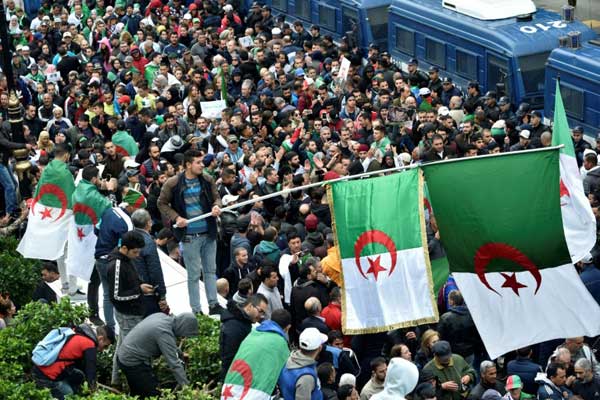 جزائريون يتظاهرون في العاصمة الجزائر بتاريخ 8 نوفمبر 2019
