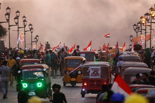 الغاز المسيل للدموع لمواجهة المحتجين على أحد جسور بغداد - الصورة من السومرية نيوز