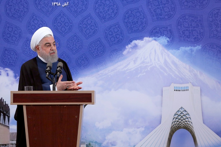 الرئيس الايراني حسن روحاني يلقي خطابا في مناسبة افتتاح مصنع في طهران في 5 نوفمبر 2019