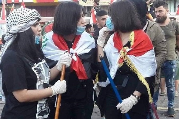 عراقيات ينظفن ساحة التحرير