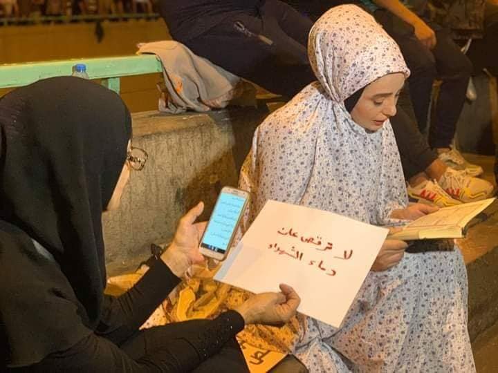 عراقيات يقرأن القرآن في ساحة التحرير ببغداد ترحما على ارواح ابنائها