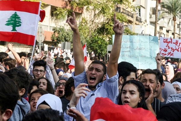 طلاب يتظاهرون ضد الطبقة السياسية في مدينة صيدا في جنوب لبنان 6 نوفمبر 2019